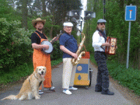 Een leuk kleurrijk trio brengt amusante muziek.